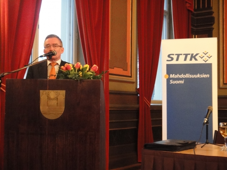 STTK:n puheenjohtaja Mikko Mäenpää avaamassa Hämeenlinnan ja Hämeen suurta vaalipaneelia Raatihuoneella. Väkeä sali täynnä ja tiukkaa ja hyvää keskustelua.