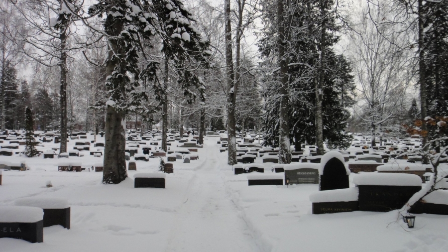 Hautausmaamme talvivaipassaan on aina vaikuttava näky ja kaunis paikka hiljentyä. Niin tänäänkin aamun pakkasessa.