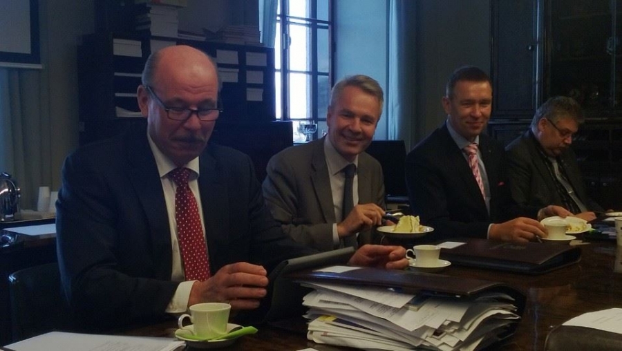 TÃ¤nÃ¤Ã¤n kakkukahvien pÃ¤ivÃ¤. Aamun puolustusvaliokunta alkoi ministeriksi siirtyvÃ¤n jÃ¤senemme Pekka Haaviston tarjoamilla kakkukahveilla. Puheenjohtaja Jussi NiinistÃ¶n sanoihin on helppo yhtyÃ¤, 