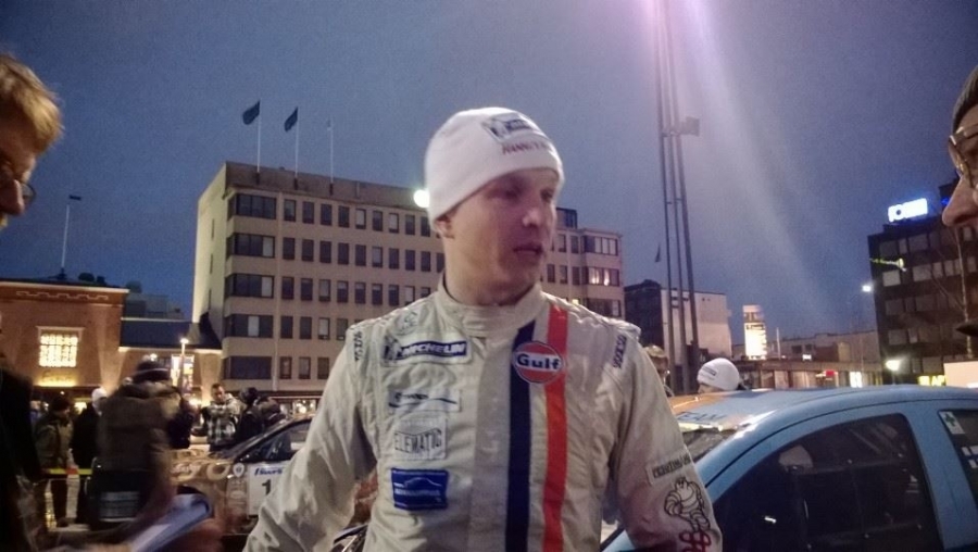 Ja tässä kilpailun voittaja Juha Salo maalissa Mikkelin torilla.